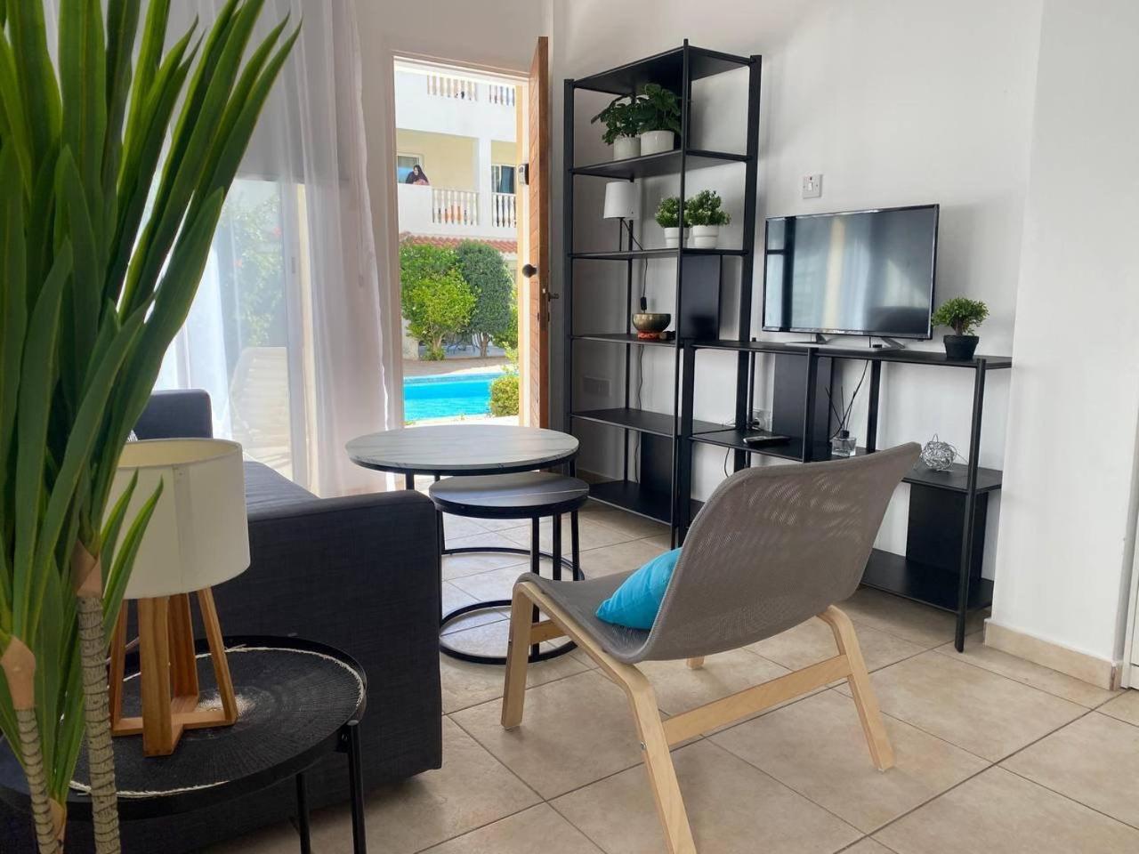 Beautiful One Bed Apartment In Paphos Esterno foto