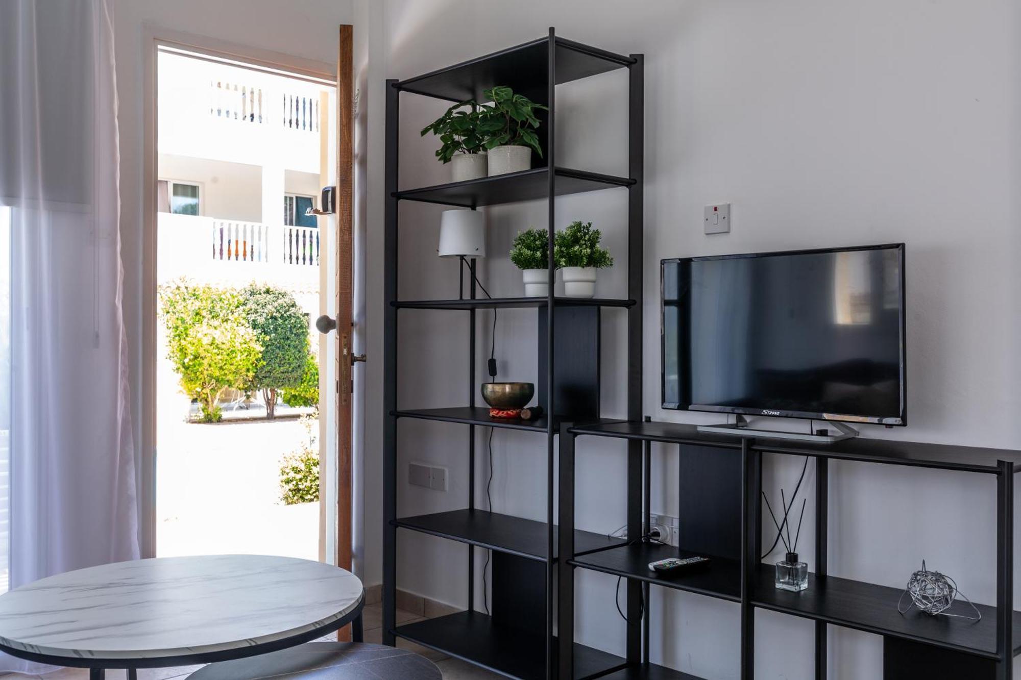Beautiful One Bed Apartment In Paphos Esterno foto