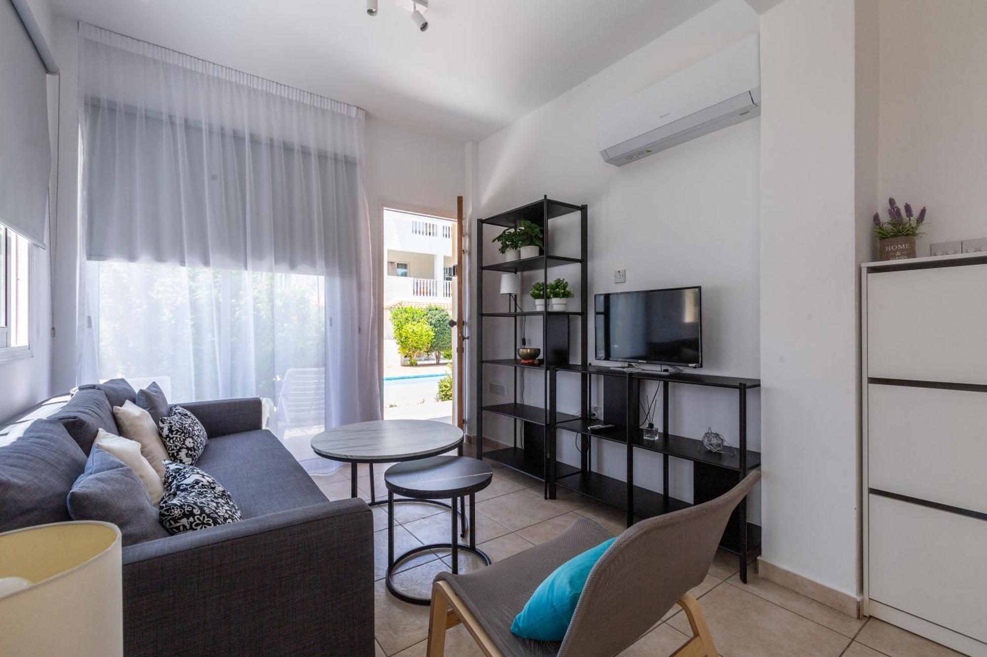 Beautiful One Bed Apartment In Paphos Esterno foto